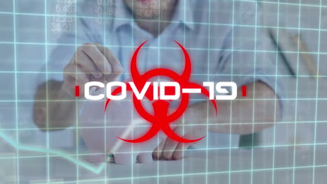 animación de la palabra covid-19 con un hombre poniendo billetes en la alcancía en el fondo