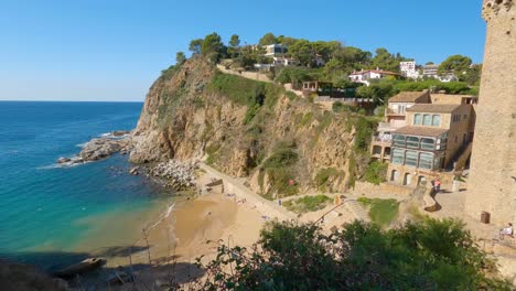 4K-Video-Des-Fischerdorfes-Tossa-De-Mar-An-Der-Costa-Brava-Von-Gerona-In-Der-Nähe-Von-Barcelona-Spanien-Europäischer-Mittelalterlicher-Tourismus-Türkisblauer-Wasserstrand