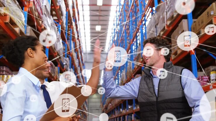 Animazione di reti di connessioni con icone su persone che lavorano in magazzino