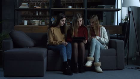 chicas lindas comprando usando tableta y tarjeta de crédito