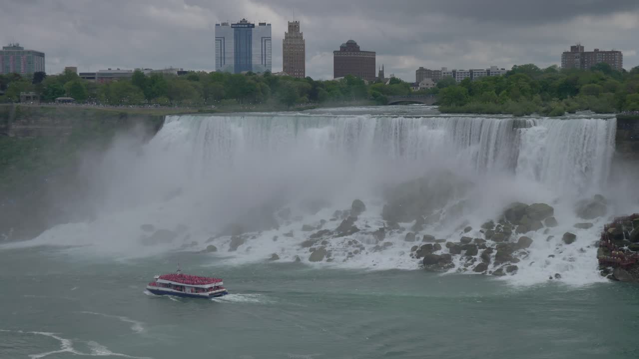 나이아가라 폭포 앞의 크루즈 보트 캐나다 쪽에서 아메리칸 폭포