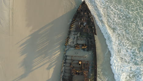 vista superior de un dron del viejo naufragio, ss maheno, en una playa de la isla fraser, australia