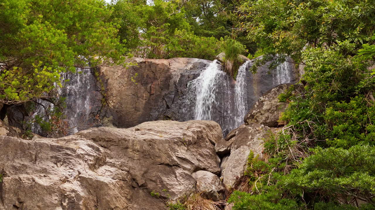 cataratas místicas que caen en cascada por las antiguas formaciones rocosas del pueblo raglai de las montañas nui chua: excursiones de trekking de todo el día en la provincia de ninh thuan, vietnam
