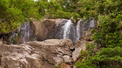 Cascadas-Místicas-Que-Caen-En-Cascada-Sobre-Antiguas-Formaciones-Rocosas-Del-Pueblo-Raglai-De-Las-Montañas-Nui-Chua:-Excursiones-De-Trekking-De-Todo-El-Día-En-La-Provincia-De-Ninh-Thuan,-Vietnam