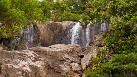 cataratas místicas que caen en cascada por las antiguas formaciones rocosas del pueblo raglai de las montañas nui chua: excursiones de trekking de todo el día en la provincia de ninh thuan, vietnam