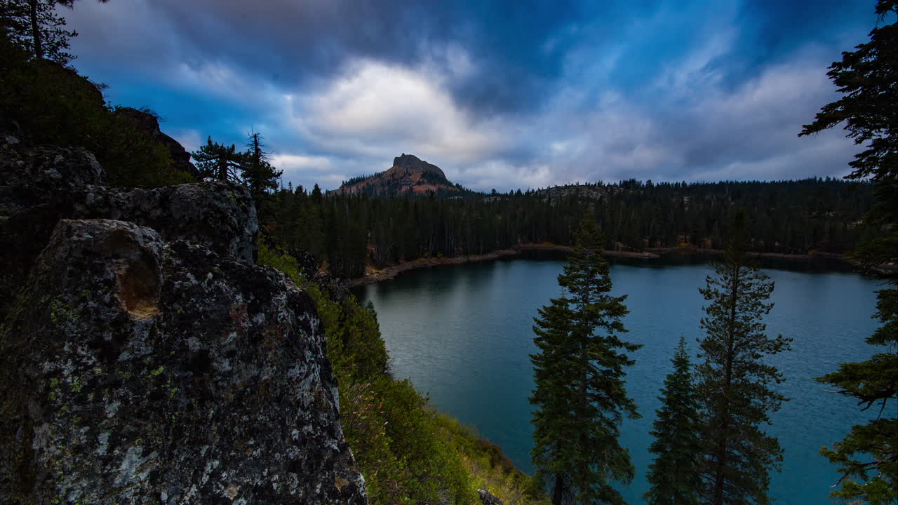 Time lapse in movimento di una montagna e un lago