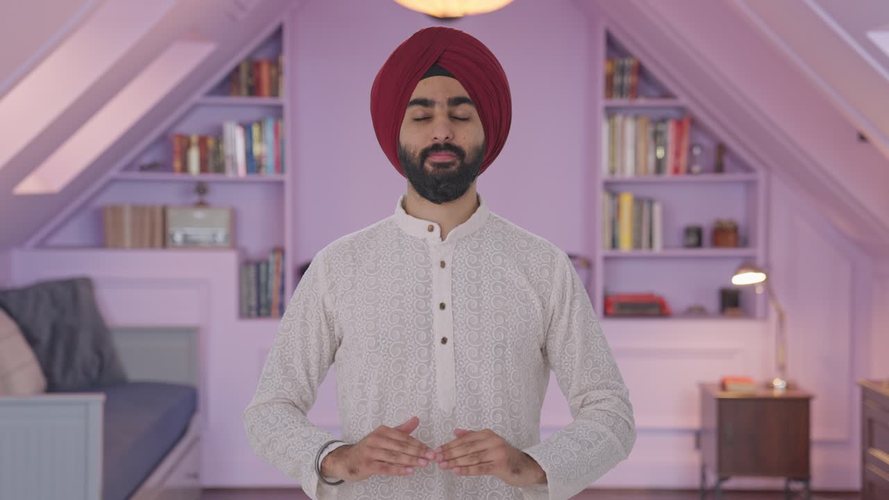 Uomo indiano Sikh che pratica Yoga