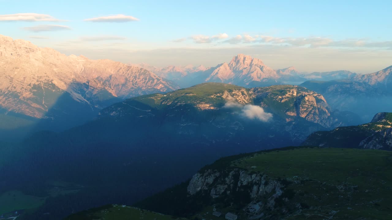 Nationaler Naturpark Drei Zinnen in den Dolomiten. Schöne Natur Italiens.
