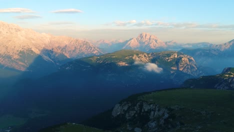 Nationalpark-Drei-Zinnen-In-Den-Dolomiten.-Wunderschöne-Natur-Italiens.