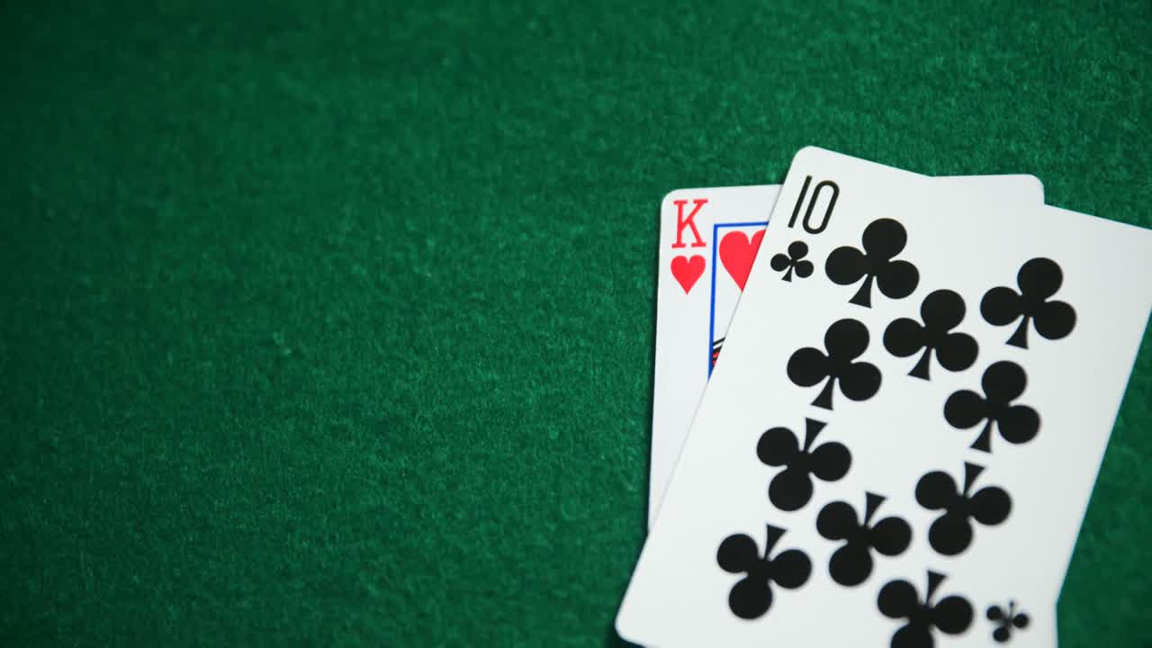 dos cartas de juego en la mesa de póquer en el casino 4k