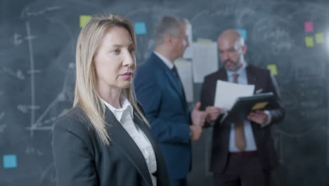 mujer de negocios seria de pie en la sala de conferencias