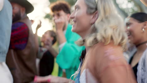 baile, festival y fiesta con una mujer en un concierto