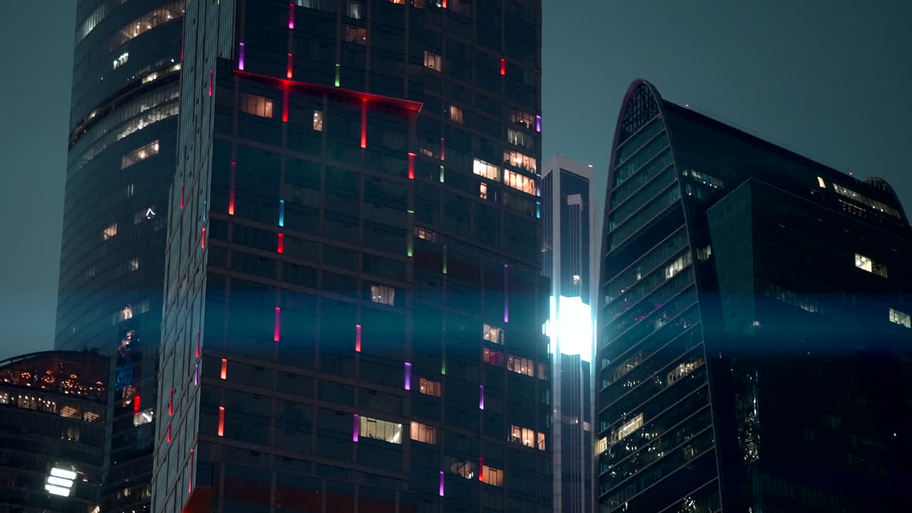 vista nocturna de los rascacielos modernos