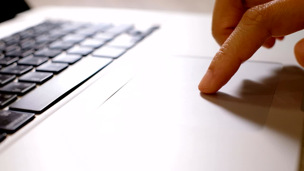 mujer de movimiento lento clic con el dedo en el panel táctil de la computadora portátil, con espacio para el texto, bueno para su uso en el banner web