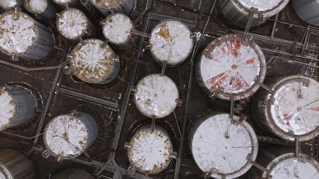 vista de pájaro de tanques de almacenamiento cilíndricos, silos en una fábrica en riga, letonia.