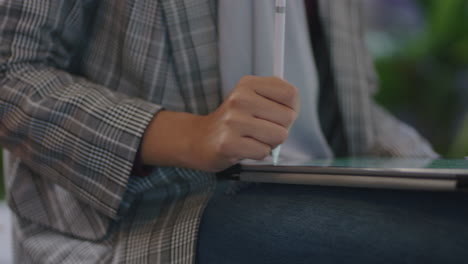 cerca de las manos de una mujer de negocios usando una tableta digital, un ordenador, un artista 3d dibujando diseño gráfico en una pantalla táctil móvil, dibujando en la pantalla de un dispositivo en la oficina