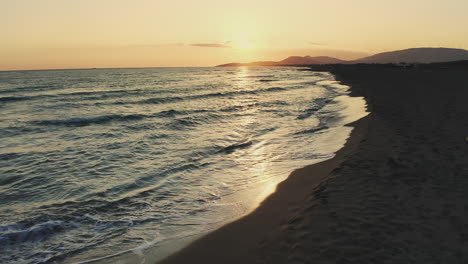 escena de la playa al atardecer