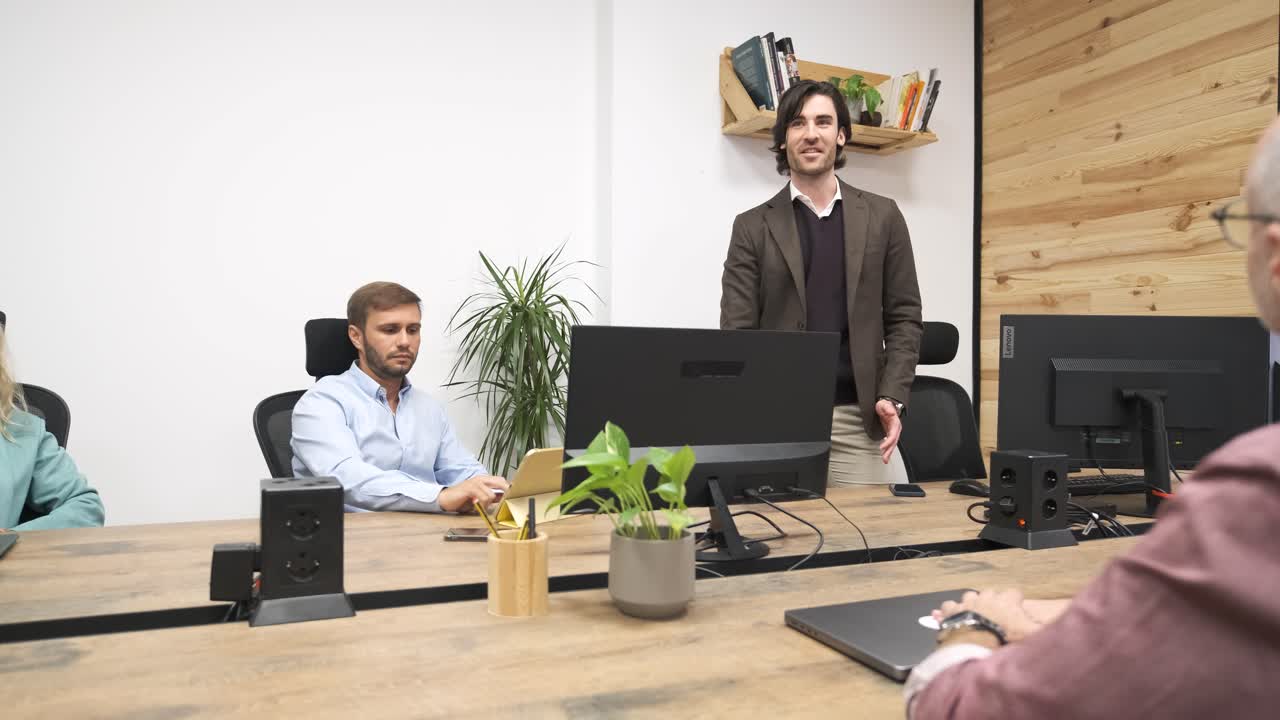 Gruppo di colleghi che discutono di un progetto in ufficio