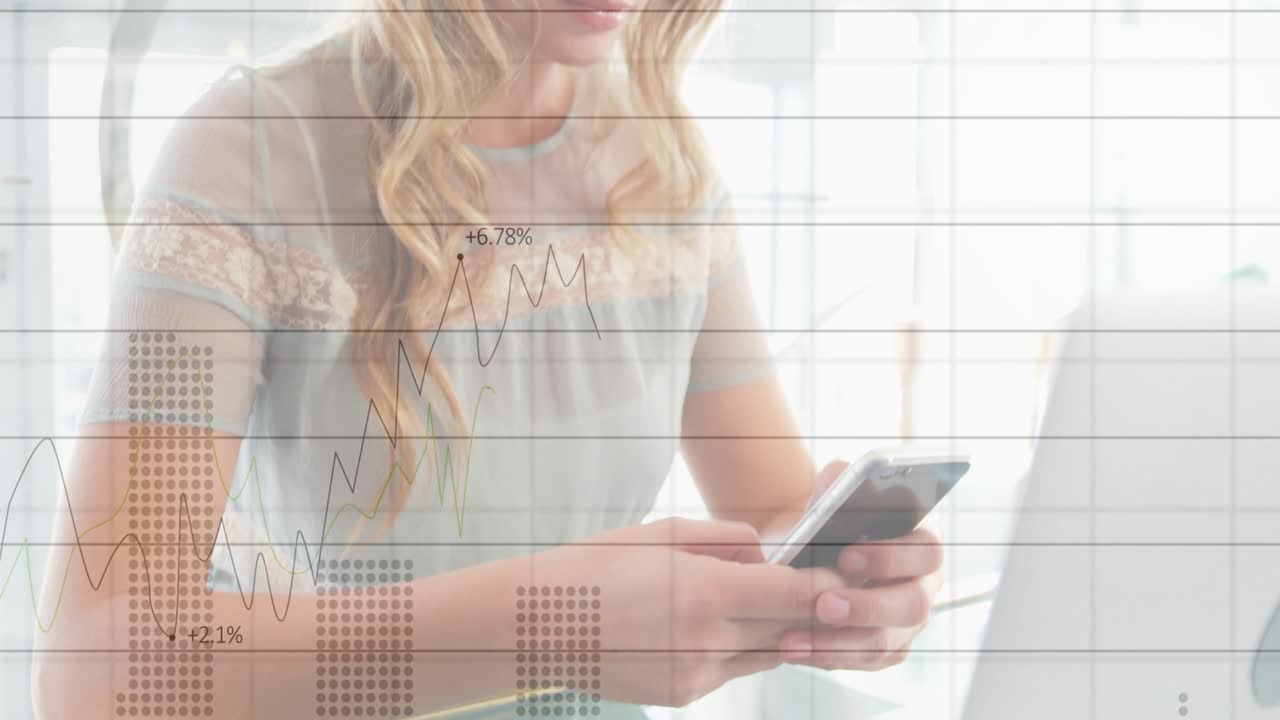 Tapper på telefon, kvinde overvåger finansielle diagrammer og procenter på bærbar computer, ansigt vises