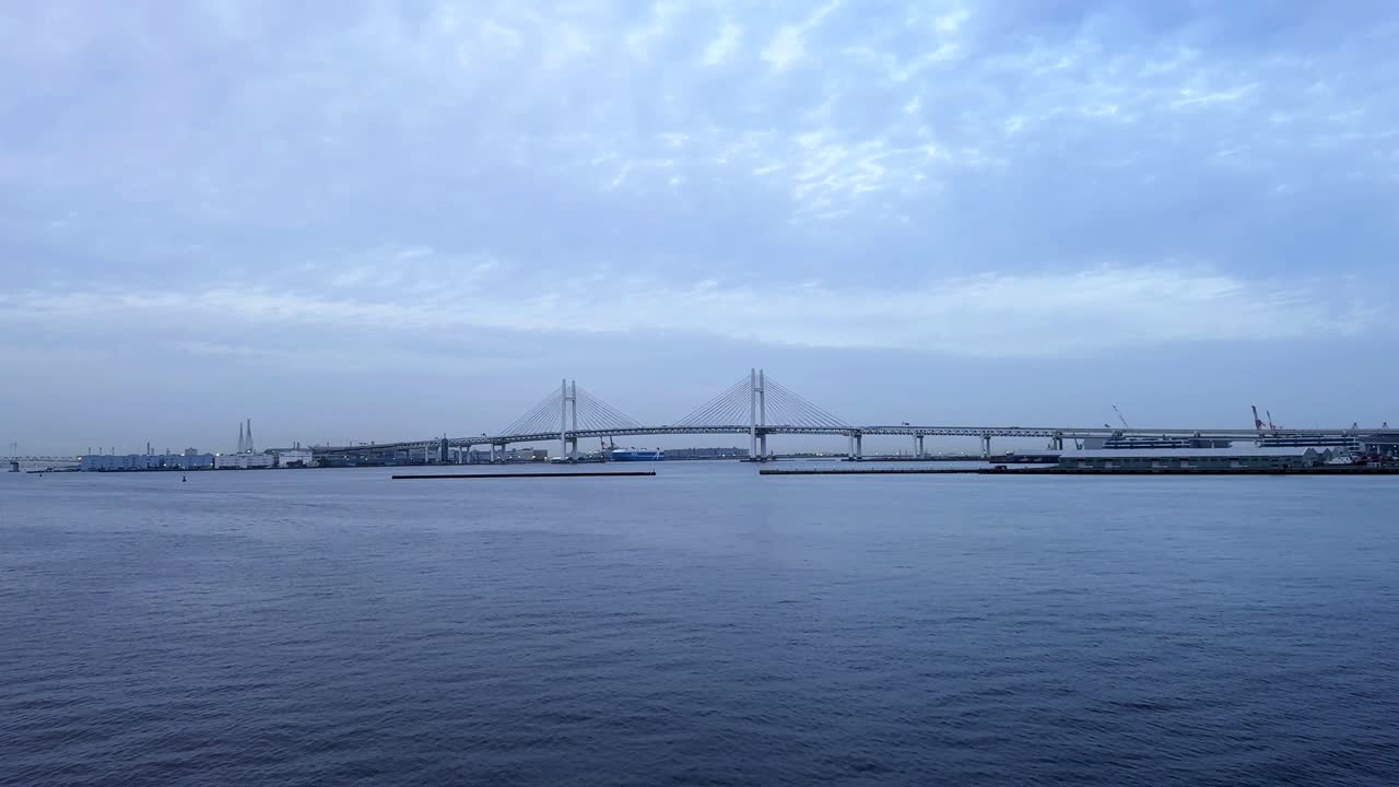 멀리 있는 서스펜션 브릿지 와 함께 조용 한 물 위 에 구름 이 가득 찬 하늘, 조용 한 장면