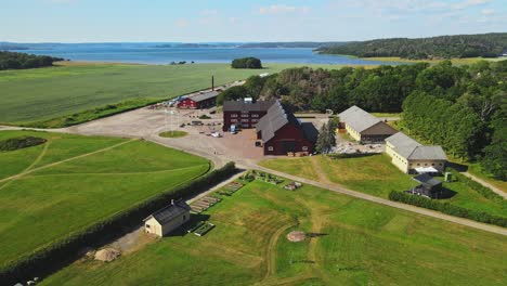 Restaurantgebäude-Auf-Der-Grünen-Wiese-Im-Schloss-Tjolaholm,-Kungsbacka,-Schweden