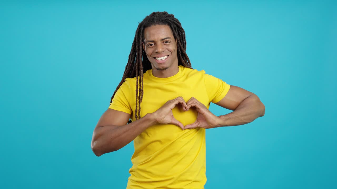 Uomo che fa la forma del cuore con le mani