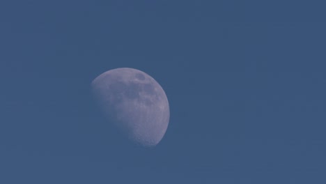 Media-Luna-Moviéndose-Lentamente-A-Través-De-Un-Cielo-Azul