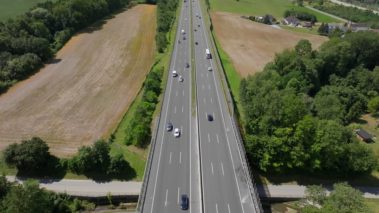 교통 이 많은 고속도로 의 공중 에서 볼 수 있는 모습