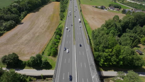 vista aérea de una carretera con tráfico