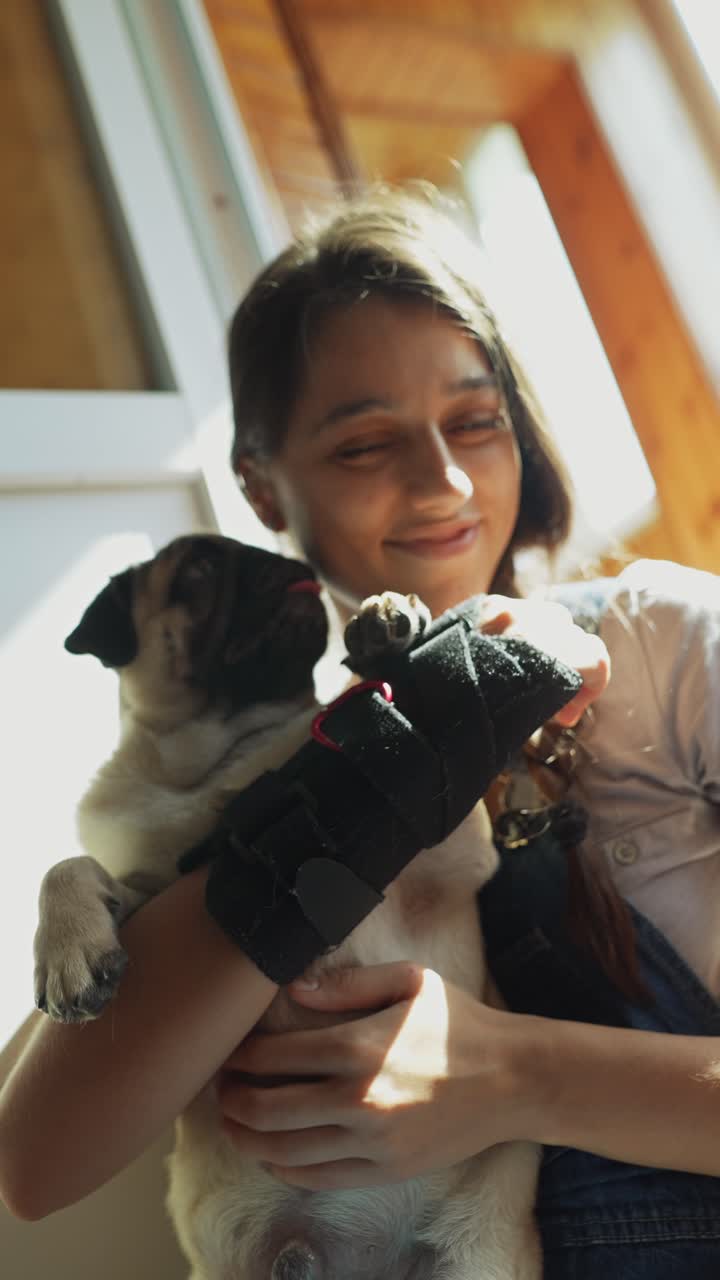 niña y cachorro de pug