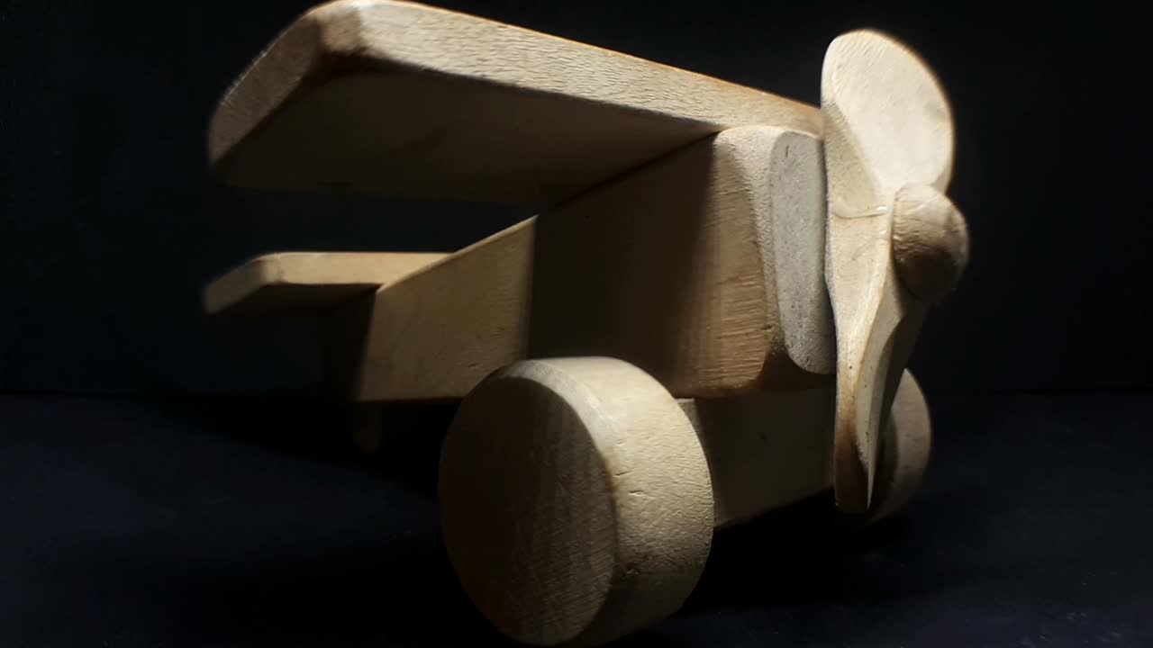 어둠 속에서 나무 장난감 비행기. 클로즈업-1