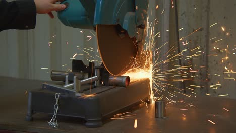 amoladora angular para cortar varillas de metal en el sitio de construcción