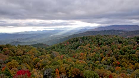 Luftaufnahme-über-Den-Appalachen-Von-Blowing-Rock-NC,-North-Carolina-Mit-Herbstblättern