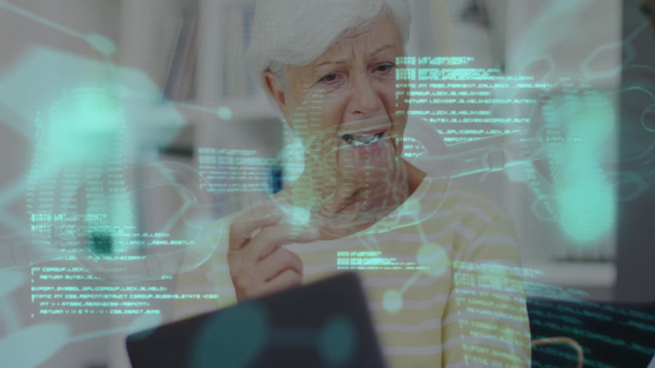 datos digitales y animación de codificación sobre mujeres mayores que usan computadora portátil