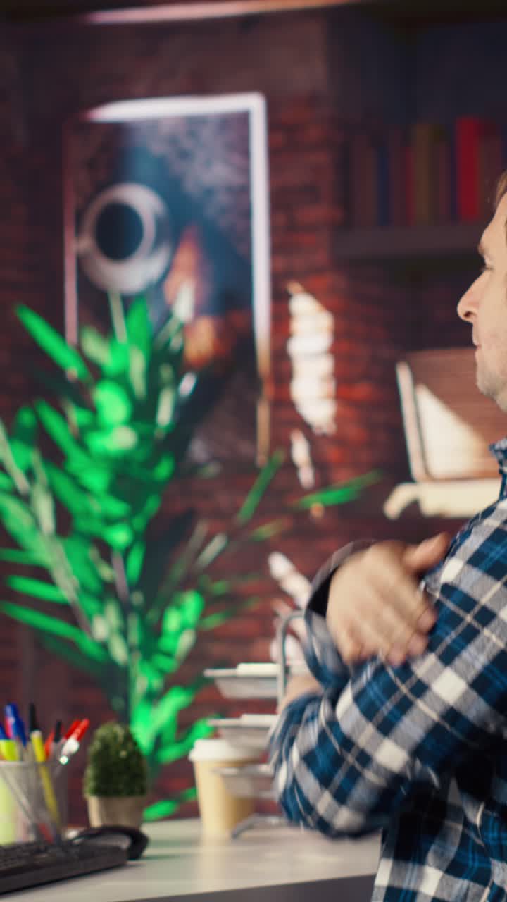 Vertical video Man at home doing muscle exercises after feeling pain from incorrect posture