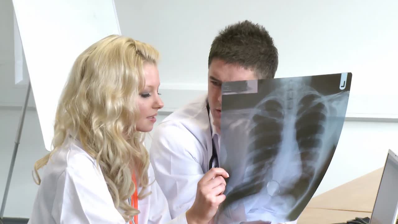 dos médicos trabajando juntos