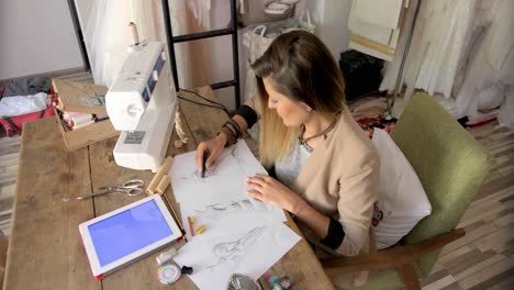 sastre femenino trabajando con tableta