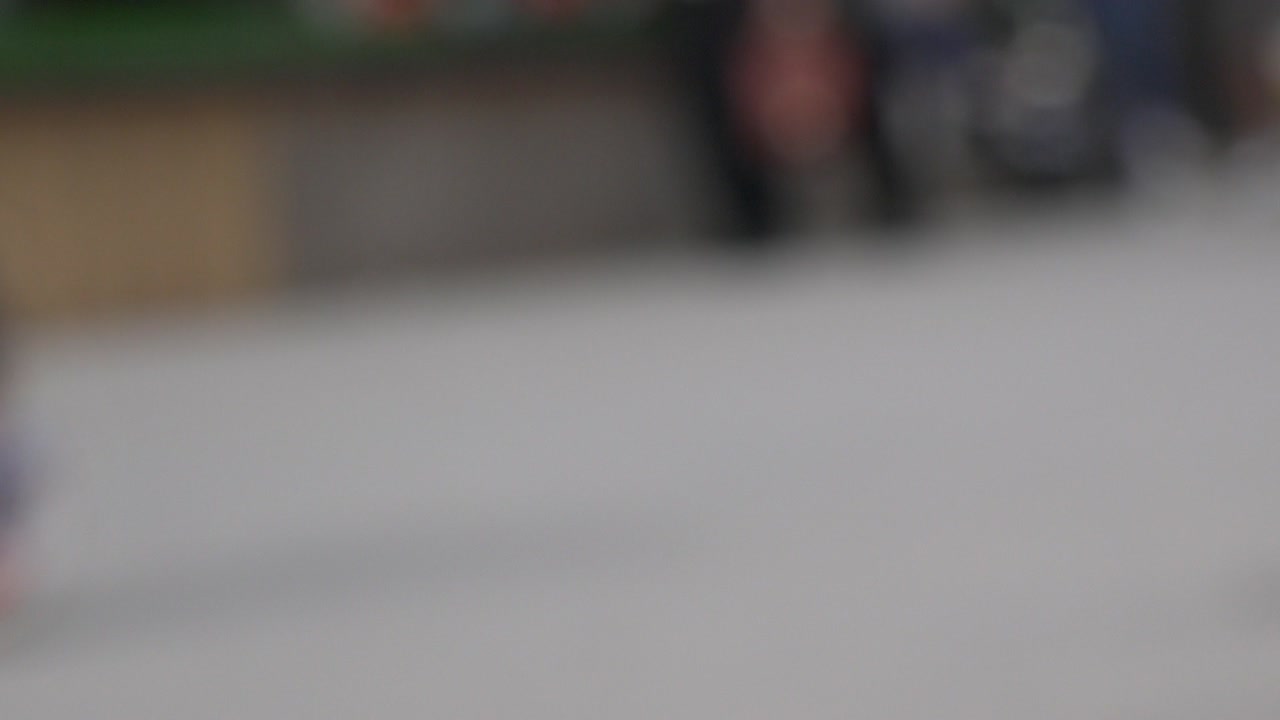 multitud borrosa en la calle de la ciudad