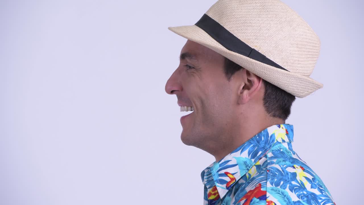 joven y guapo turista hispano listo para las vacaciones