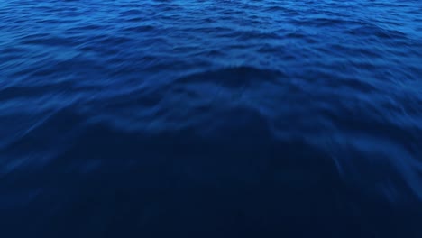 dolly aereo basso sopra l'oceano blu profondo texture ondulazioni del mare dei caraibi