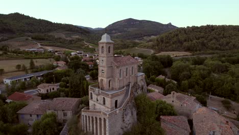la capilla notre-dame-de-la-consolation, construida en 1894 en lo alto de un espolón rocoso con vistas a una aldea en pierrelongue.