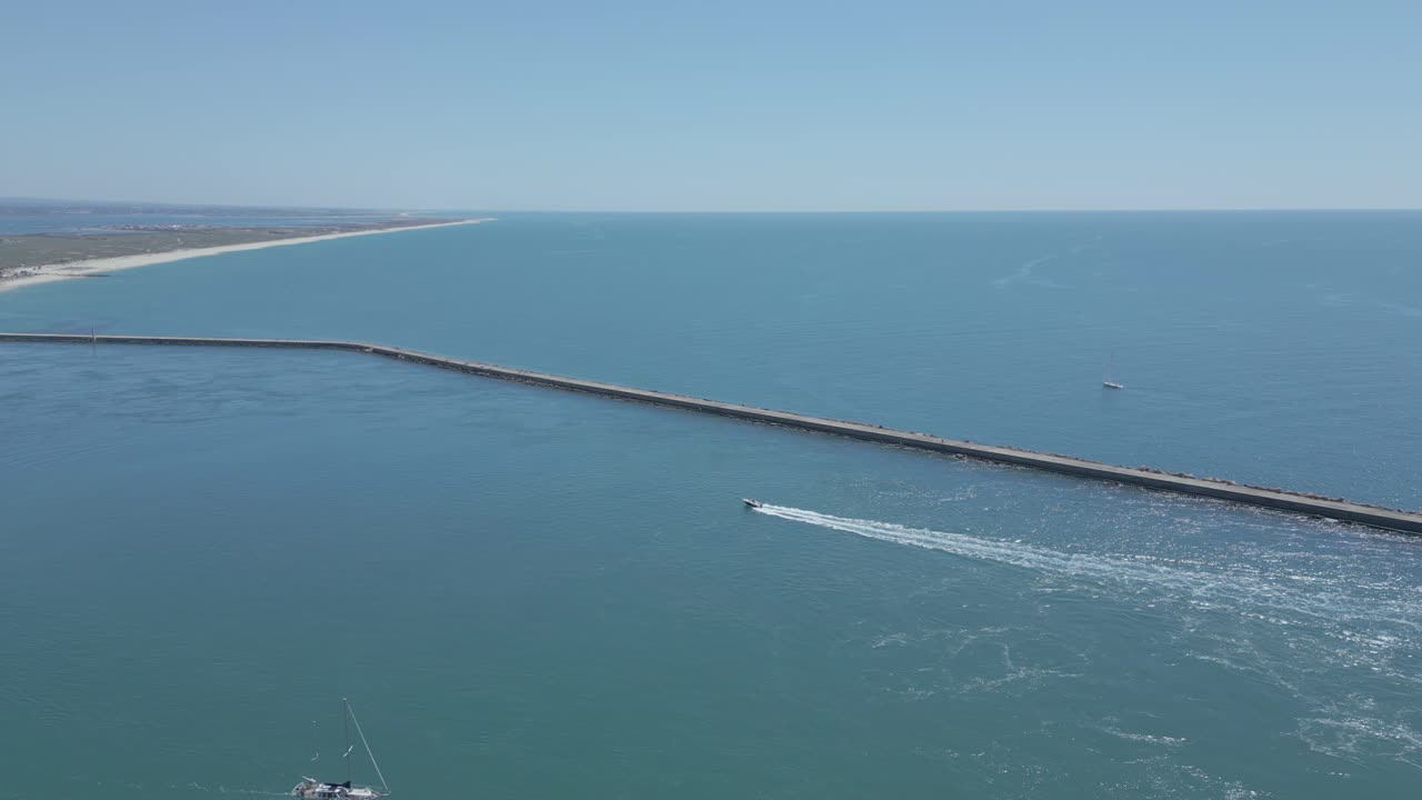 드론은 알가르베의 파롤 섬 근처의 배를 추적하고 있습니다.