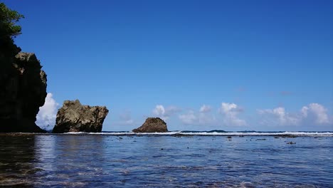 Tuyo-Ka-Bato-Significa-Tres-Rocas-Que-En-Realidad-Son-Arrecifes-De-Coral-De-Gran-Tamaño-Que-Se-Convirtieron-En-Tres-Islas-En-Las-Que-Se-Puede-Caminar-Cuando-Hay-Marea-Baja