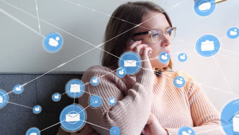 animación de iconos conectados con líneas sobre mujer caucásica hablando por teléfono celular en casa