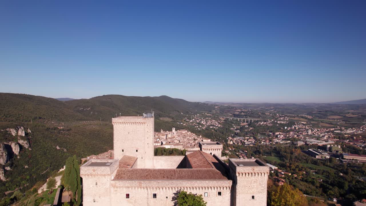el paso aéreo de la fortaleza medieval revela el antiguo pueblo de narni, italia
