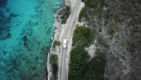 drone sobre la vista de un automóvil blanco que viaja en el caribe holandés