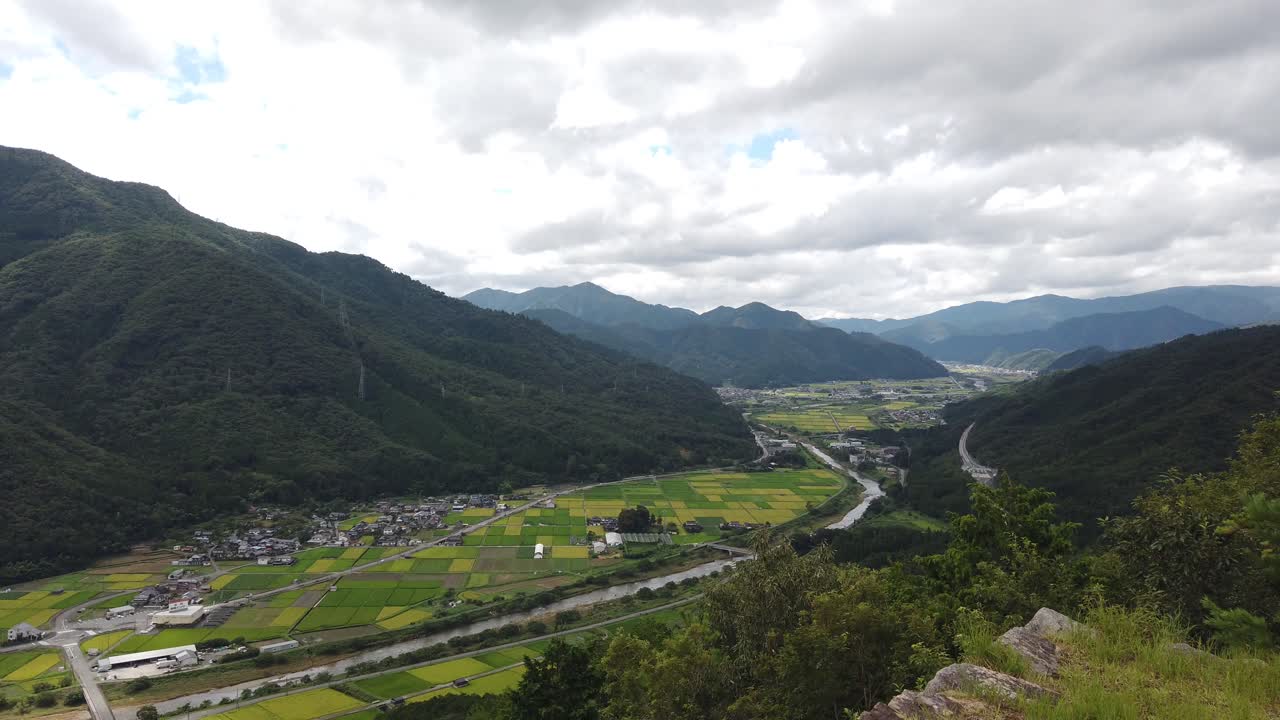 푸른 농업 계곡 사이에 있는 아사고 시의 파노라마 풍경 일본 도시 야외의 전망 타케다 성 폐허, 일본의 여행 및 관광 목적지