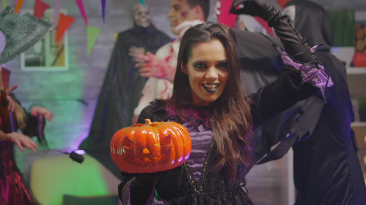 공포스러운 마녀가 할로윈을 축하하고 있습니다.