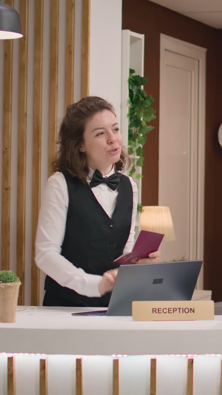 Imprenditore di video verticali mostra il passaporto al momento del check-in