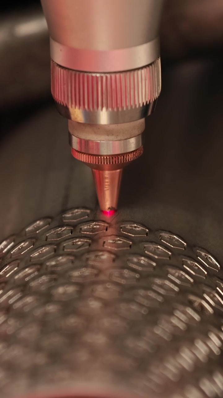 Metallin CNC-laser- ja kaasuleikkaus, modernia teollisuusteknologiaa.